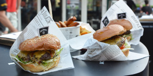 Burger-Jack-Daniels-Pop-Up-Bar | Pixi mit Milch