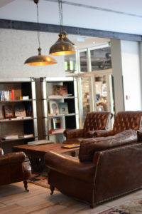 Loungebereich im Loft Hotel Bratislava | Pixi mit Milch