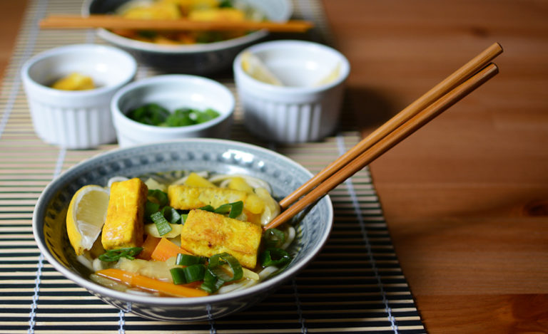 Rezept: Asiatische Nudelsuppe mit knusprigem Tofu (vegan) - Pixi mit Milch