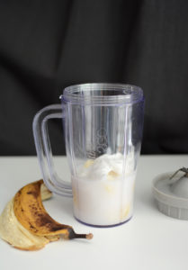 Banana Smoothie Bowl Zutaten | Pixi mit Milch