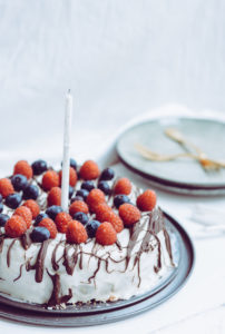 Naked Fudge Cake: Geburtstagskuchen | Pixi mit Milch