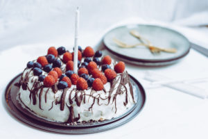 Naked Fudge Cake Recipe | Pixi mit Milch