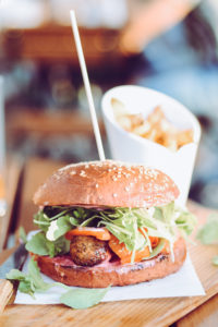 Siriuskogl Restaurant: veganer Burger | Pixi mit Milch