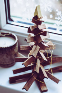 Rudolf Design.Wien - Nachhaltiger Weihnachtsbaum aus Holz | Pixi mit Milch